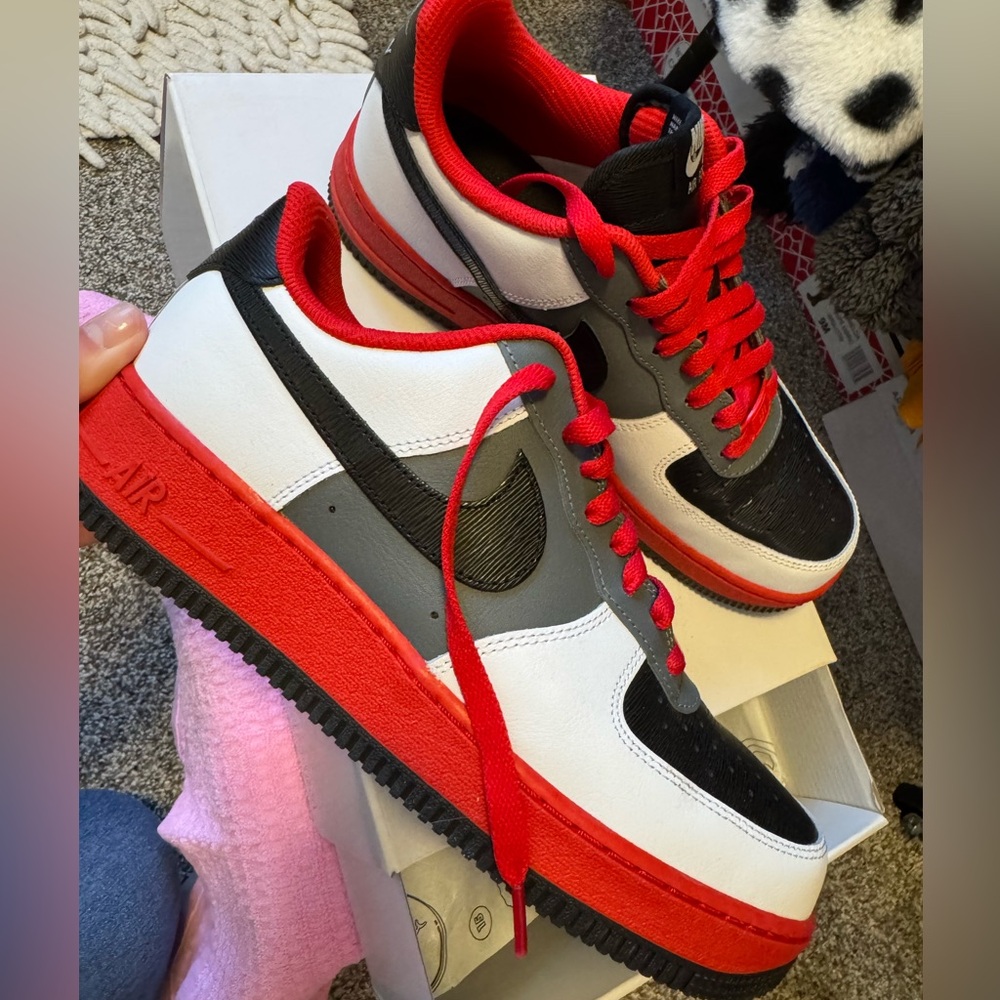 Nike Low-Top Sneakers — White Black Red